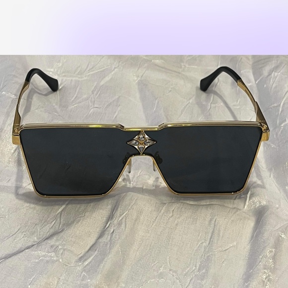 Louis Vuitton Clockwise Sunglasses Gold Monogram Metal. Size W